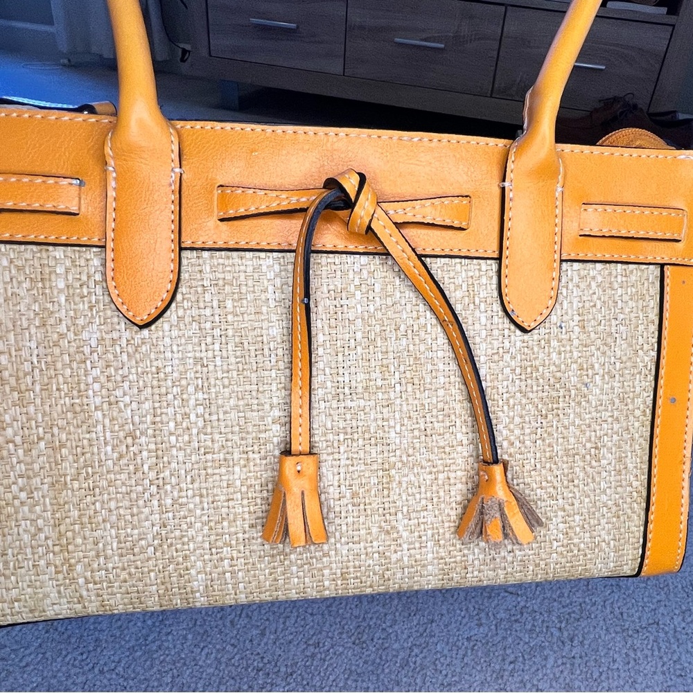 Spring/Summer medium purse. Orange and rattan. 2 handles. Zipper closure. - Picture 8 of 9